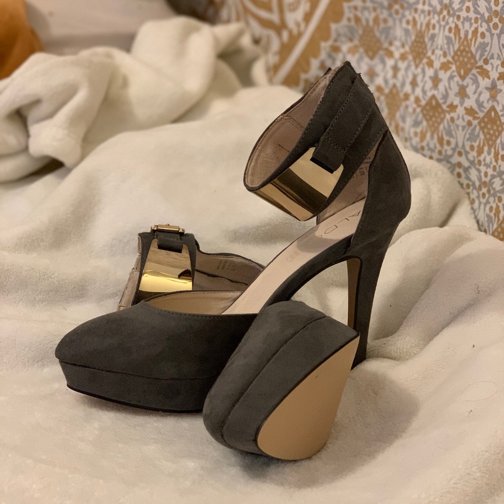 ALDO Dwaydien 8.5 Gray with Gold Buckle Accent